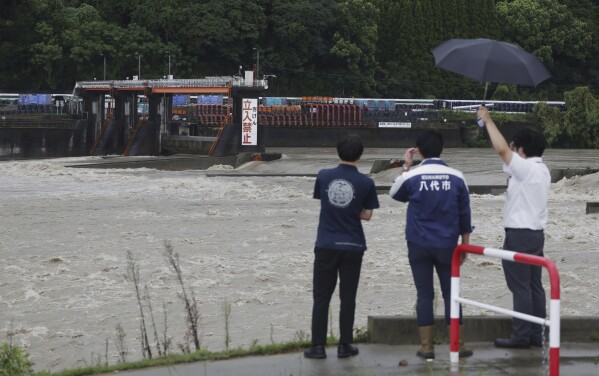 一场缓慢的热带风暴在日本南部引发洪水后，在东京附近倾盆大雨