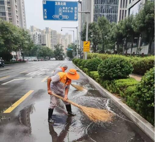 济南高新区及时开展雨后清淤行动 用环卫力量守护城市道路洁净通畅