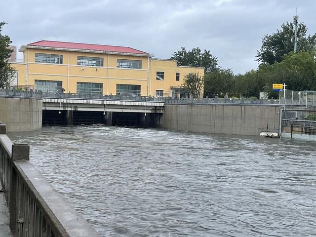 探访∣龙潭闸调整下泄流量，为“东排”雨洪水减压